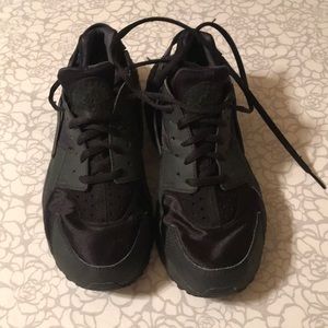PreOwned Women’s Nike Huaraches Size 8